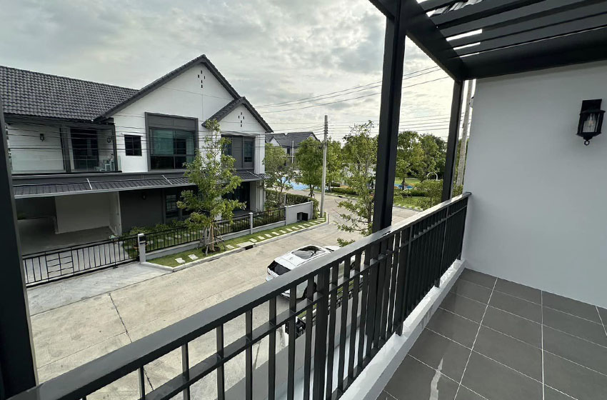 House with Shared Pool in Bangnatrad 